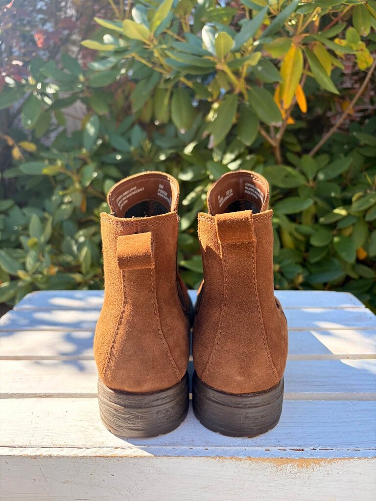 Born Cove Chelsea Boots - Size 8