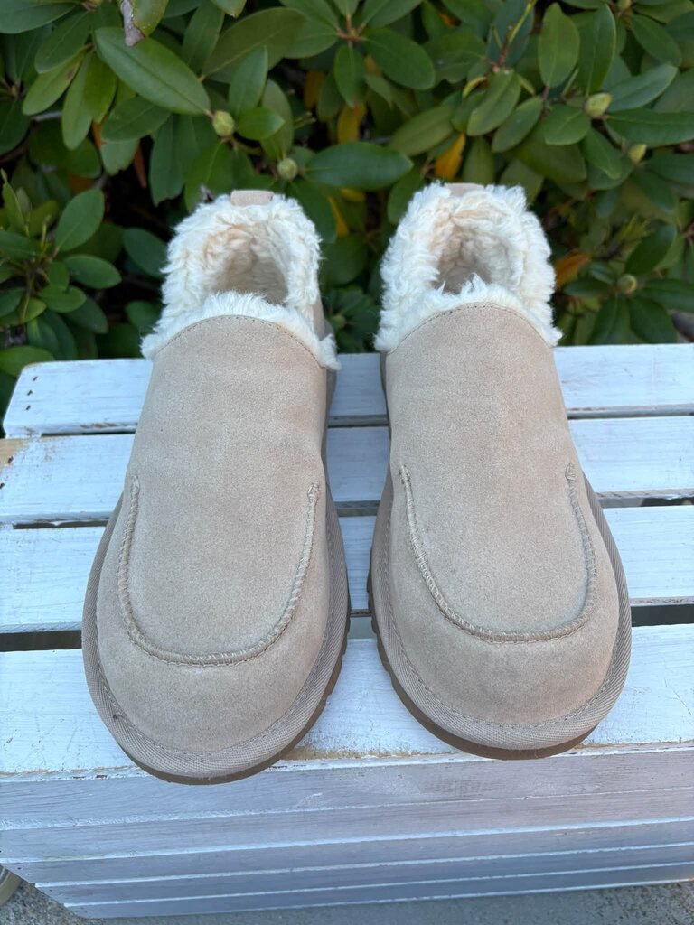 Ugg Loria Pull On Slipper - Size 8