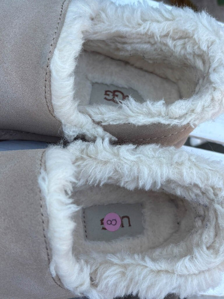 Ugg Loria Pull On Slipper - Size 8