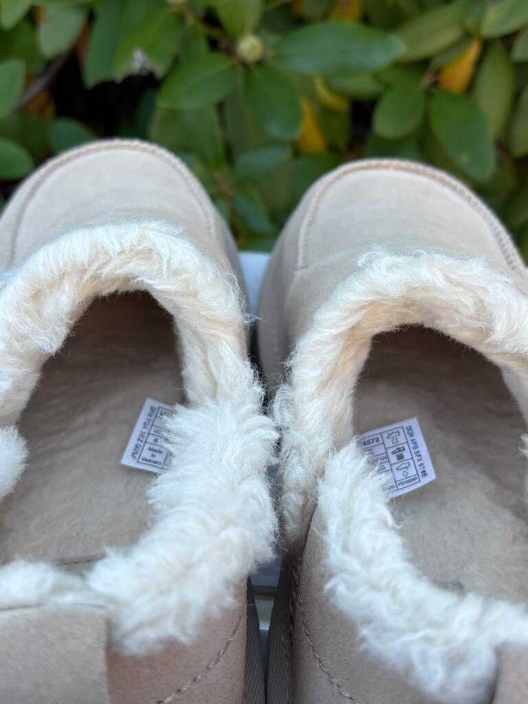 Ugg Loria Pull On Slipper - Size 8