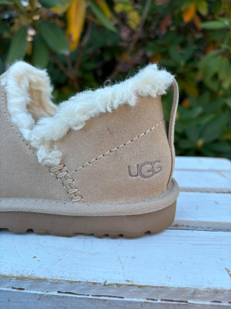Ugg Loria Pull On Slipper - Size 8