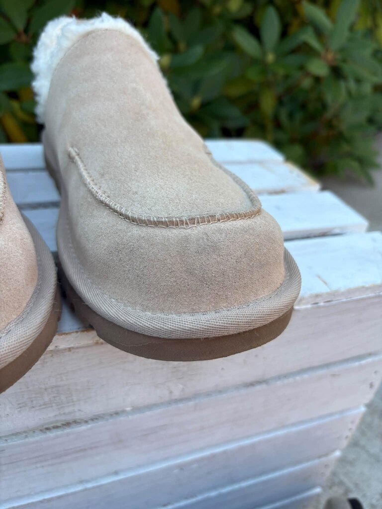 Ugg Loria Pull On Slipper - Size 8