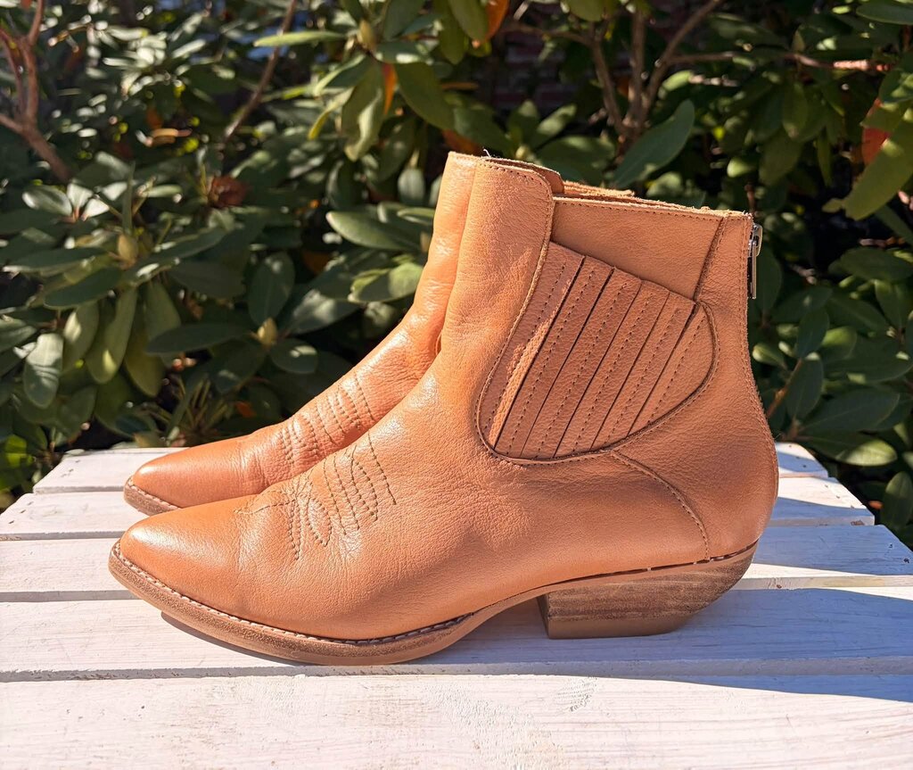 Silent D Leather Western Chelsea Ankle Boot - Size 39