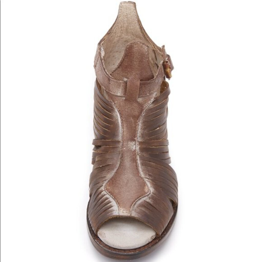 Free Bird Arrow Sandals - Size 7